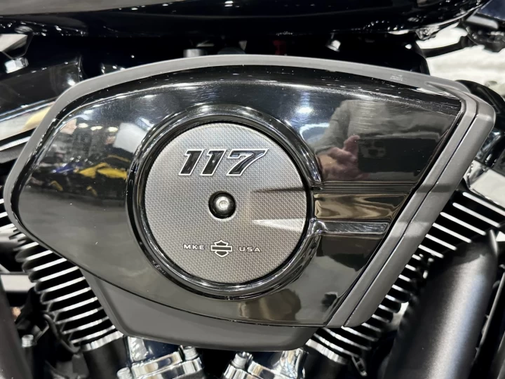 2024 HARLEY DAVIDSON FLHX STREET GLIDE 117 p.c = 1923 cc EFI + ECRAN 12'' GPS + BAS KM 5543 KM + COULEUR RARE & A1 