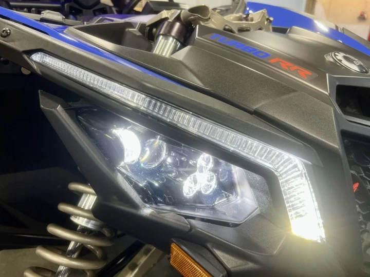 2023 BRP CAN-AM MAVERICK MAX X3 X-RS TURBO ''RR'' 200 H.P + DPS + 4X4 + 72'' + SMART SHOX + TOIT AUDIO + SEULEMENT 1509 KM 