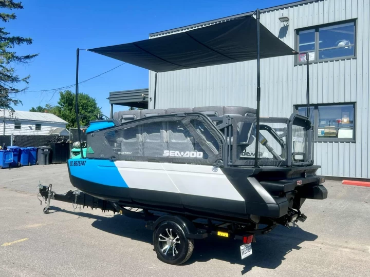 2023 BRP SEA-DOO SWITCH COMPACT 13' ROTAX 170 HP + IBR + VTS + GPS + TOIT + REMORQUE DLX + SEULEMENT 89 HR + RARE & CONDITION A1 