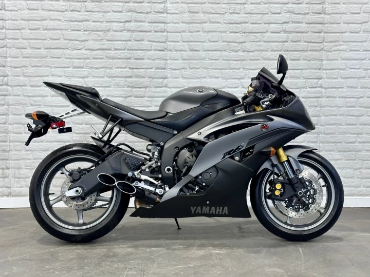 2014 YAMAHA YZF 600 EFI = R6 + SEULEMENT 1944 KM + RARE & A1 