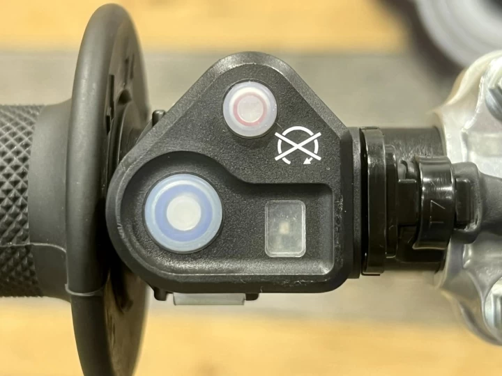 2024 YAMAHA YZ 450F EFI + 4 TEMPS + SEULEMENT 25 HR + LOOK UNIQUE & CONDITION A1 