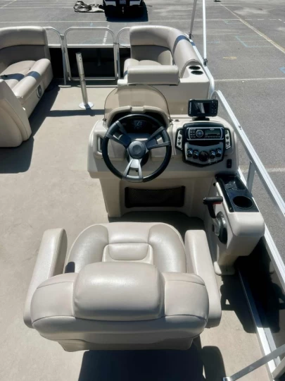2014 PRINCECRAFT VECTRA 21 CLASSIC EDITION + MERCURY 115 H.P + ENSEMBLE SPORT 3 QUILLES + TOIT BIMINI + TOIT CAMPEUR + TOILE + REMORQUE 