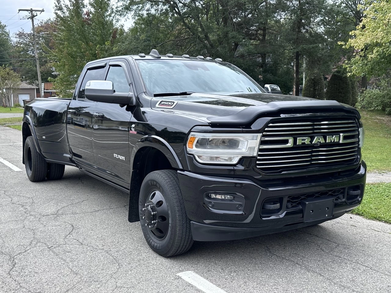 2019 RAM 3500 LARAMIE CUMMINS 6.7L H.O - HIGH OUTPUT + CREW CAB + 4WD + BOITE LONGUE + SUSPENSION A AIR + RARE & A1  Image principale