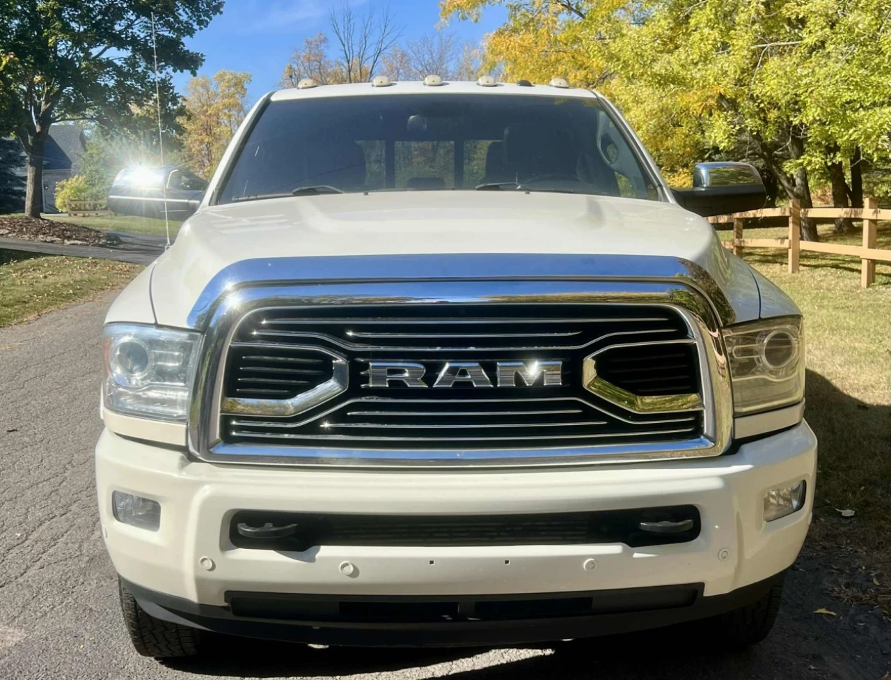 2017 RAM 3500 VERSION LIMITED + CUMMINS 6.7L TURBO DIESEL + CREW CAB + DRW 6 ROUES + TOUTE ÉQUIPÉE + RARE & A1  Main Image