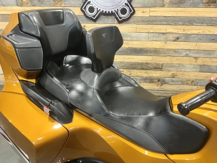 2024 BRP CAN-AM SPYDER RT-S SE-6 (SEMI-AUTOMATIQUE) + ROTAX 1330 EFI + SEULEMENT 38579 KM + RARE & A1 