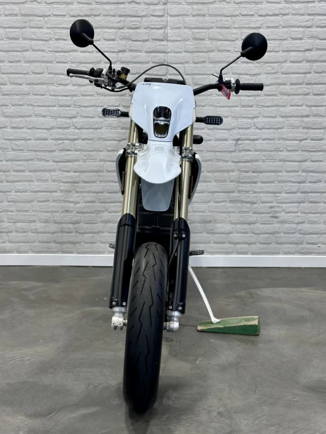 STARK FUTURE VARG SM = SUPERMOTARD 60HP @ 80 HP + 100% VE MOTO ÉLECTRIQUE LÉGALE SUR ROUTE + NEUF + GARANTIE 2 ANS  2026