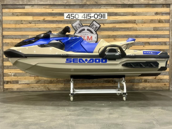 2025 BRP SEA-DOO WAKE PRO 230 H.P + IBR + VTS + IDF + AUDIO + ENSEMBLE TECH + 3 PASSAGERS + SEULEMENT 24 HR + RARE & A1 