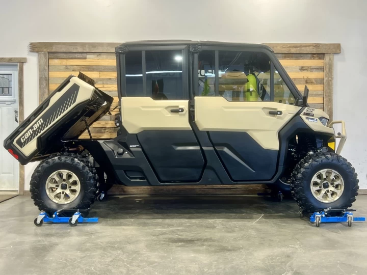 2025 BRP CAN-AM DEFENDER MAX CREW HD-10 LIMITED + 4WD + DPS + 650 KM SEULEMENT + 6 PASSAGERS + TOUTE ÉQUIPÉE+ RARE & A1 