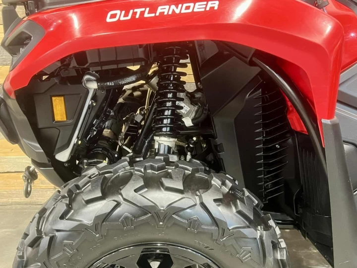 2023 BRP CAN-AM OUTLANDER MAX 700 XT EFI + DPS + 4X4 + 742 KM SEULEMENT + TREUIL + MAGS 