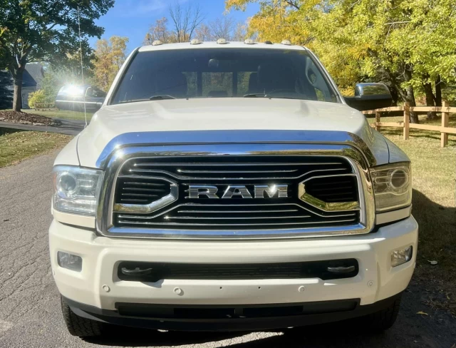 RAM 3500 VERSION LIMITED + CUMMINS 6.7L TURBO DIESEL + CREW CAB + DRW 6 ROUES + TOUTE ÉQUIPÉE + RARE & A1  2017