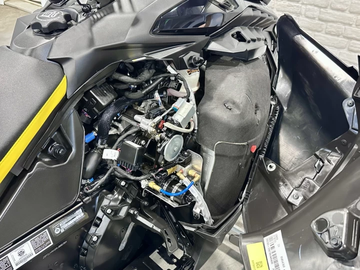 2024 BRP SKI-DOO RENEDAGE ADRENALINE AVEC ENSEMBLE ENDURO 9AA cc ACE EFI 137'' + SEULEMENT 2951 KM + ECRAN 10'' + REV GEN5 + RARE & A1 