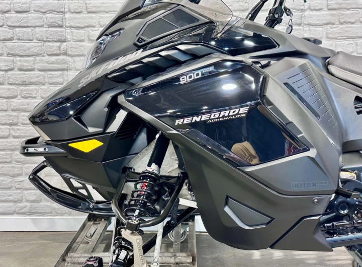 2026 BRP SKI-DOO RENEGADE ENDURO 900 ACE EFI 137'' + ECRAN 10'' + SUSPENSION A AIR + BAS KM + RARE & A1 