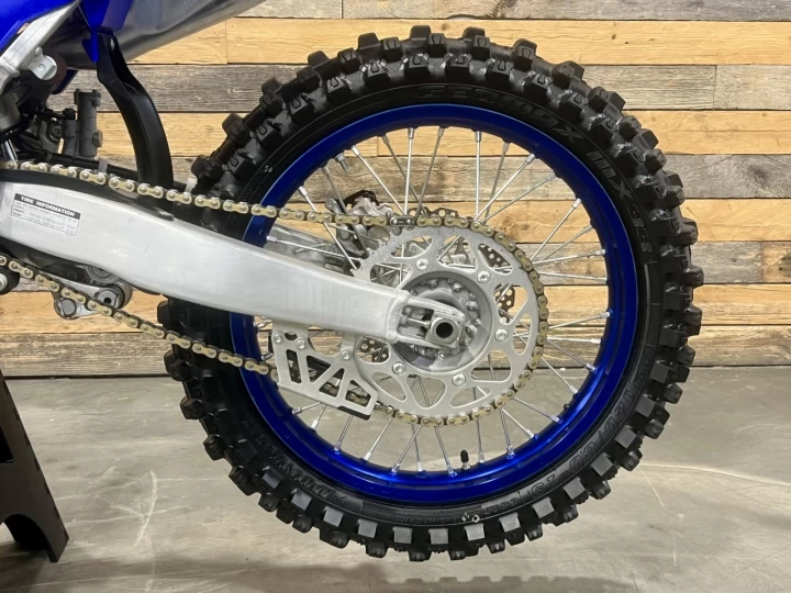 2025 YAMAHA YZ 450F EFI + 4 TEMPS + SEULEMENT 21 HR + RARE & CONDITION A1 