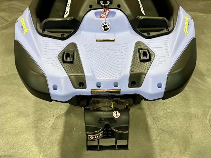 2024 BRP SEA-DOO SPARK TRIXX + IBR + VTS + PREMIUM AUDIO + SEULEMENT 12 HR + COULEUR RARE & A1 