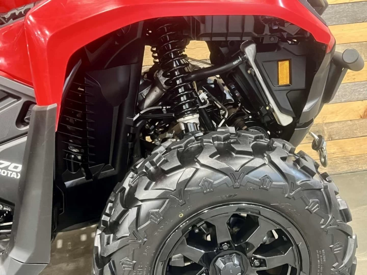 2023 BRP CAN-AM OUTLANDER MAX 700 XT EFI + DPS + 4X4 + 742 KM SEULEMENT + TREUIL + MAGS 
