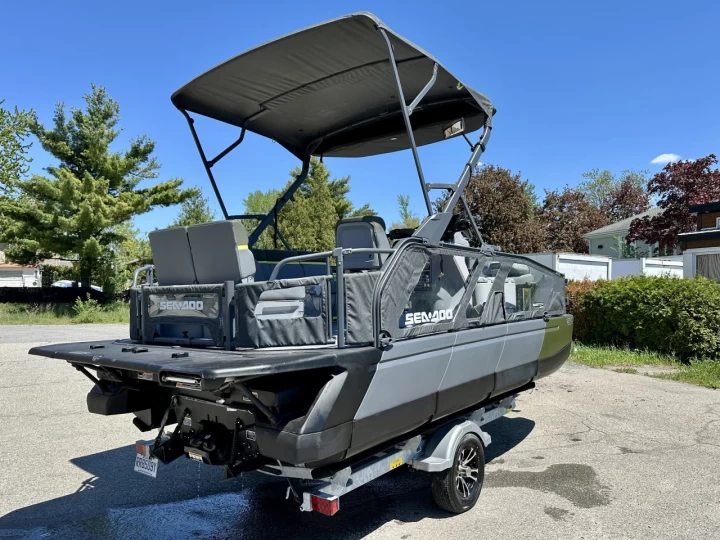 2025 BRP SEA-DOO SWITCH 18' EDITION FISH + ROTAX 230 HP + IBR + VTS + IDF + GPS + AUDIO + TOIT BIMINI + REMORQUE + RARE & A1 
