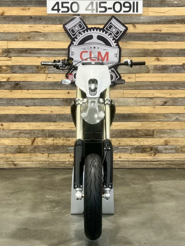 STARK FUTURE VARG SM - SUPERMOTO 100% VE - ELECTRIQUE + MOTO LEGALE SUR ROUTE + 60 H.P @ 80 H.P + GARANTIE DE 2 ANS + RARE  2026