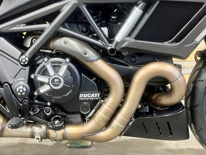 2017 DUCATI DIAVEL 1198 EFI + EDITION DARK + 42259  KM + PNEU 240 mm ARRIERE NEUF 0 KM + RARE & CONDITION A1 
