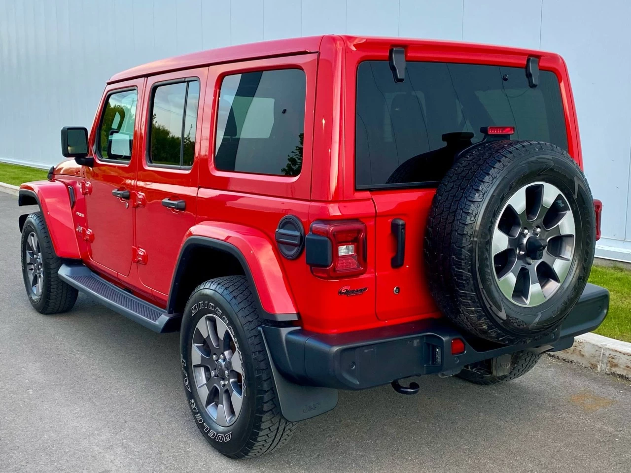 2019 JEEP WRANGLER UNLIMITED EDITION SAHARA 4X4 + TOIT ELECTRIQUE SKY + INYERIEUR CUIR +COULEUR RARE  Image principale