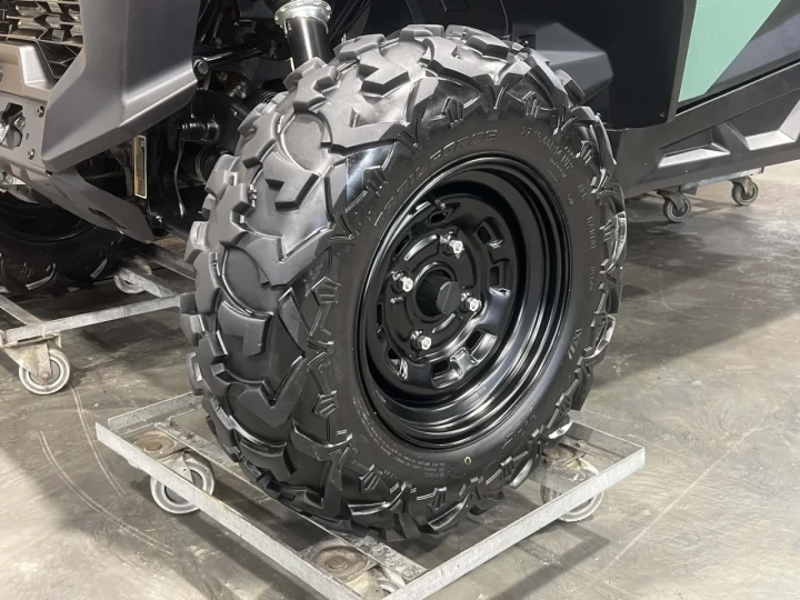 2025 BRP CAN-AM COMMANDER 700 EFI + 4X4 + DPS + BAS KM + 2 X EN INVEMTAIRE 