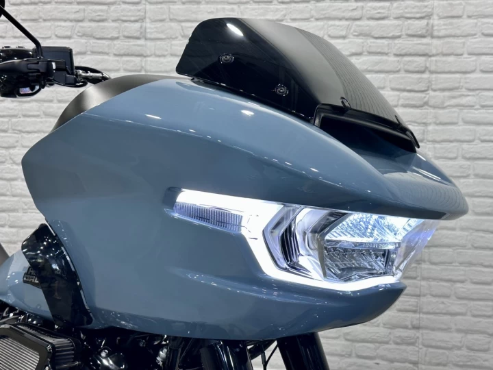 2024 HARLEY DAVIDSON FLTRX ROAD GLIDE 117 c.i = 1923 cc EFI + SEULEMENT 4492 KM + ECRAN 12'' + GARANTIE 2029 + RARE & A1 