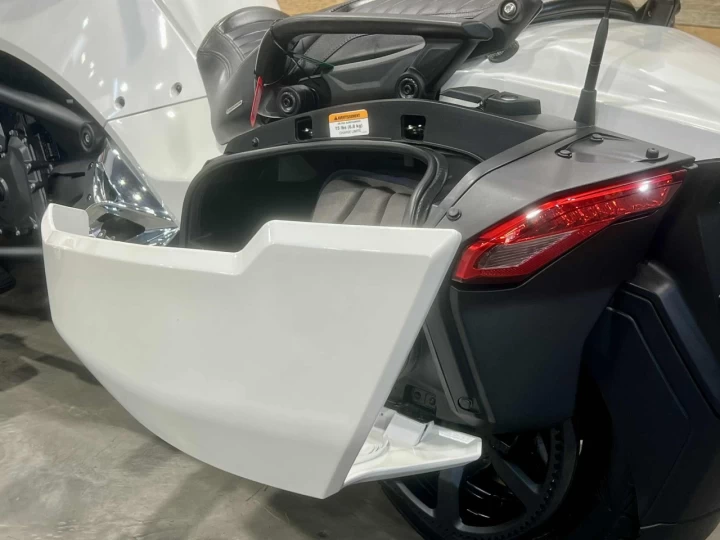2016 BRP CAN-AM SPYDER F3 LIMITED SE-6 (SEMI-AUTOMATIQUE) + ROTAX 1330 cc EFI + SEULEMENT 34305 KM + ENSEMBLE CHROME 