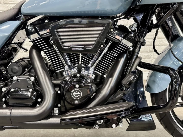 2024 HARLEY DAVIDSON FLTRX ROAD GLIDE 117 c.i = 1923 cc EFI + SEULEMENT 4492 KM + ECRAN 12'' + GARANTIE 2029 + RARE & A1 
