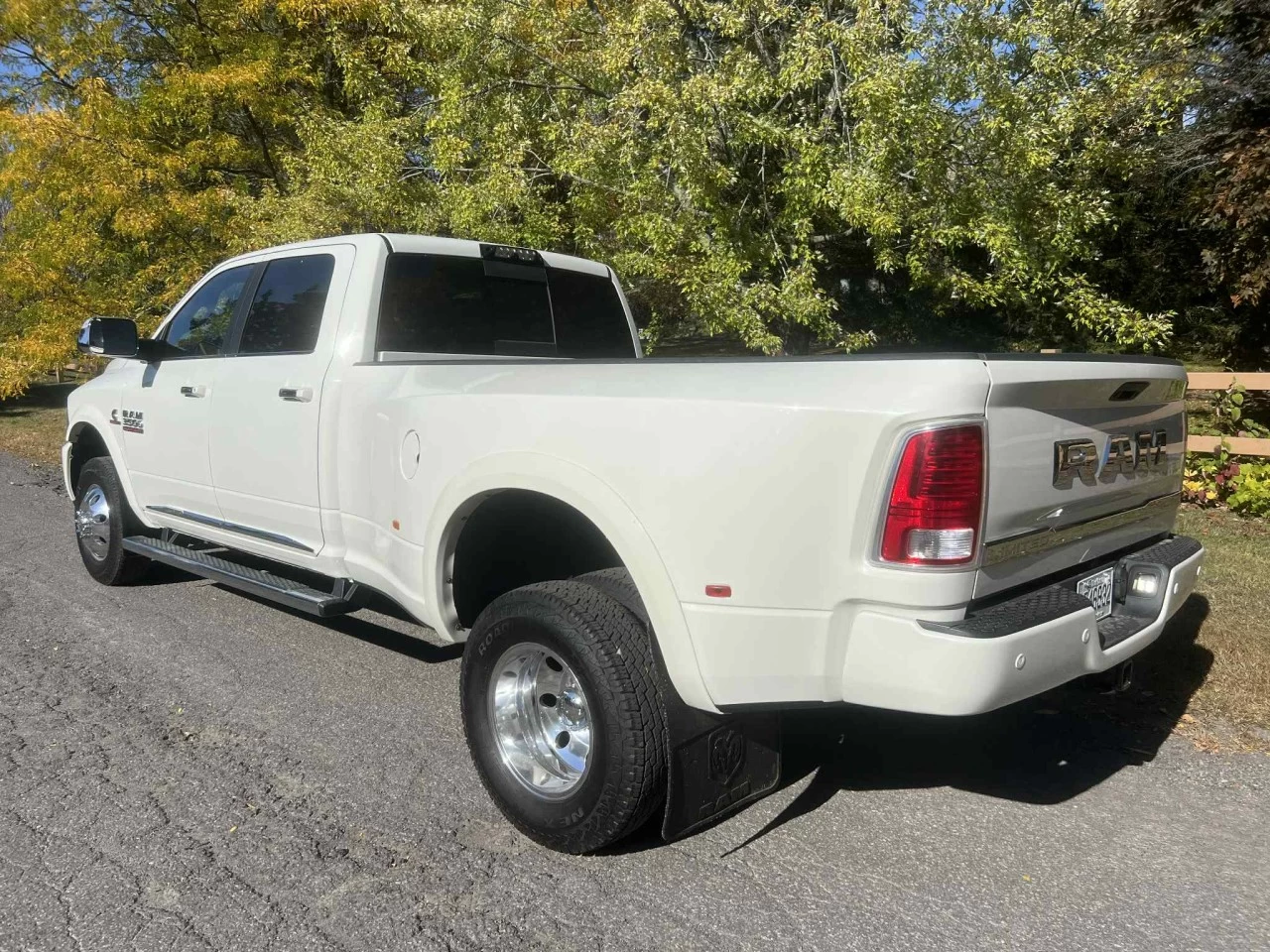 2017 RAM 3500 VERSION LIMITED + CUMMINS 6.7L TURBO DIESEL + CREW CAB + DRW 6 ROUES + TOUTE ÉQUIPÉE + RARE & A1  Main Image
