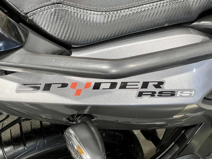 2011 BRP CAN-AM SPYDER RS-S + SM5 EMBRAYAGE MANUELLE A CLUTCH + 87790 KM + PAREBRISE GIVI 
