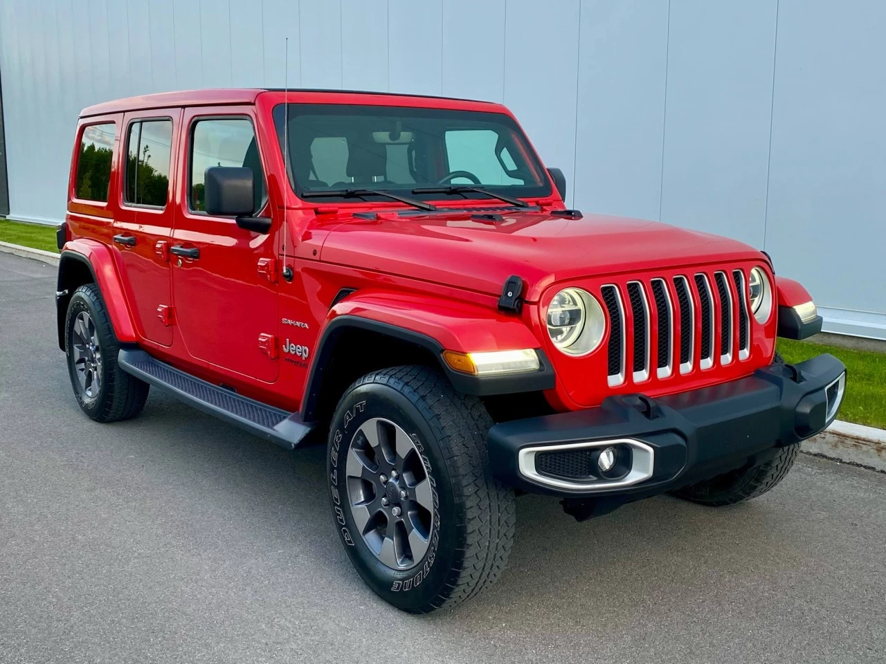 2019 JEEP WRANGLER UNLIMITED EDITION SAHARA 4X4 + TOIT ELECTRIQUE SKY + INYERIEUR CUIR +COULEUR RARE  Image principale