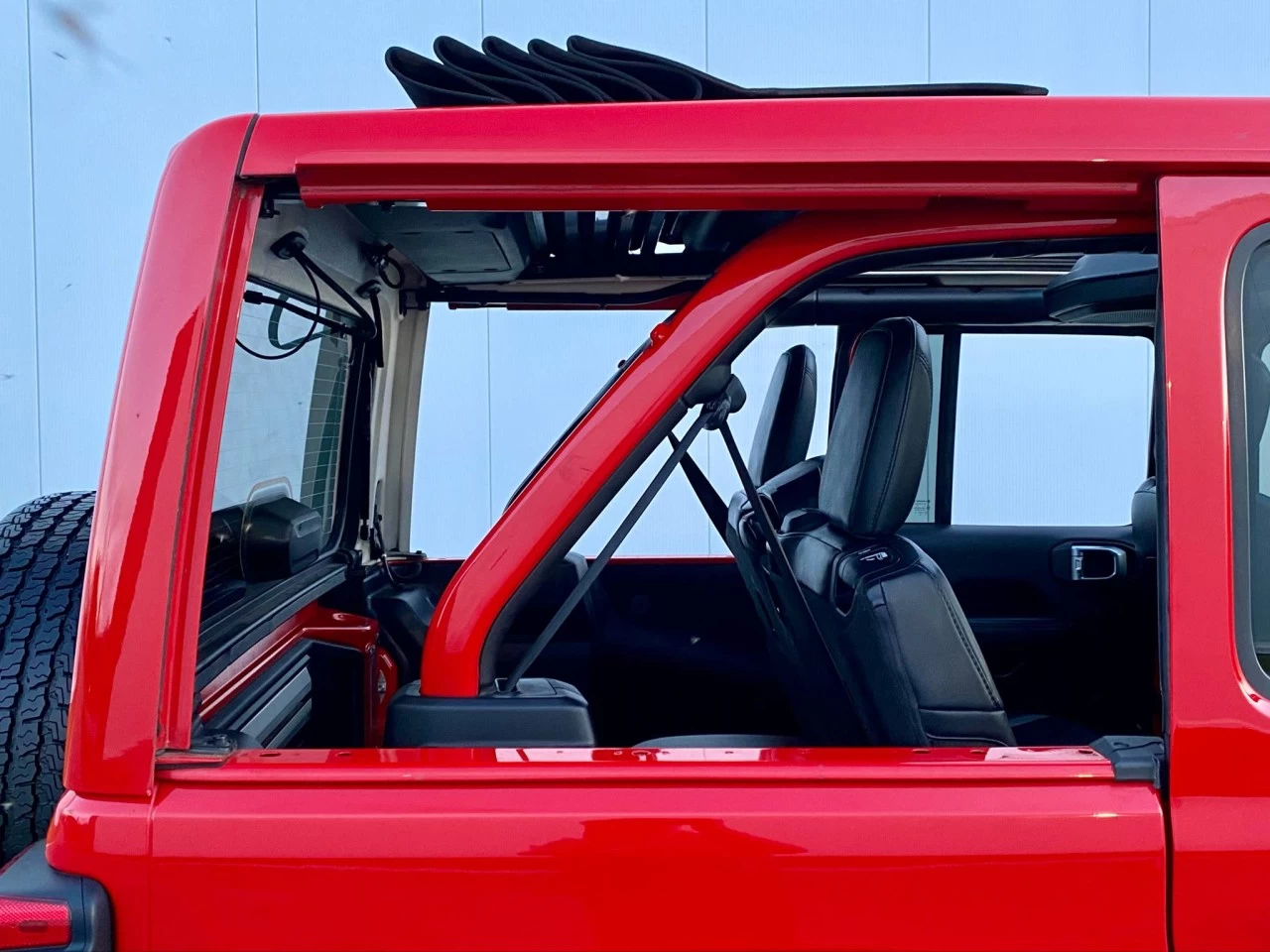 2019 JEEP WRANGLER UNLIMITED EDITION SAHARA 4X4 + TOIT ELECTRIQUE SKY + INYERIEUR CUIR +COULEUR RARE  Image principale
