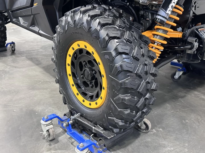 2025 BRP CAN-AM COMMANDER XT-P 1000R EFI + 4WD + DPS + FOX + CABINE + SEULEMENT 1049 KM + RARE & IMPECCABLE A1 