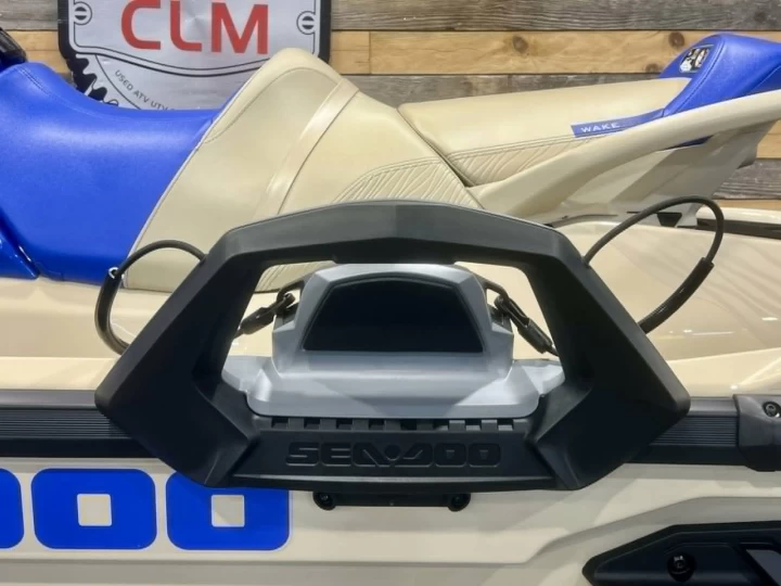 2025 BRP SEA-DOO WAKE PRO 230 H.P + IBR + VTS + IDF + AUDIO + ENSEMBLE TECH + 3 PASSAGERS + SEULEMENT 24 HR + RARE & A1 