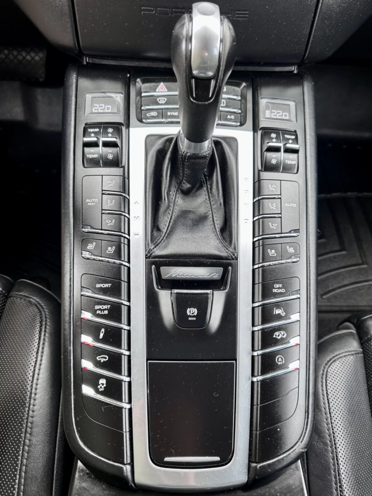 2017 PORSCHE MACAN TURBO + 440 HP AVEC ENS.PERFORMANCE PORSCHE + 4WD + MAGS 21'' + TOUTE ÉQUIPÉE  Image principale