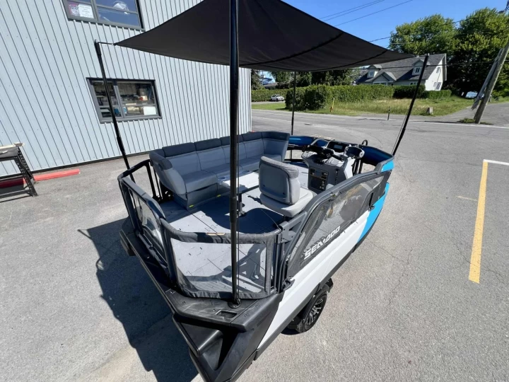 2023 BRP SEA-DOO SWITCH COMPACT 13' ROTAX 170 HP + IBR + VTS + GPS + TOIT + REMORQUE DLX + SEULEMENT 89 HR + RARE & CONDITION A1 