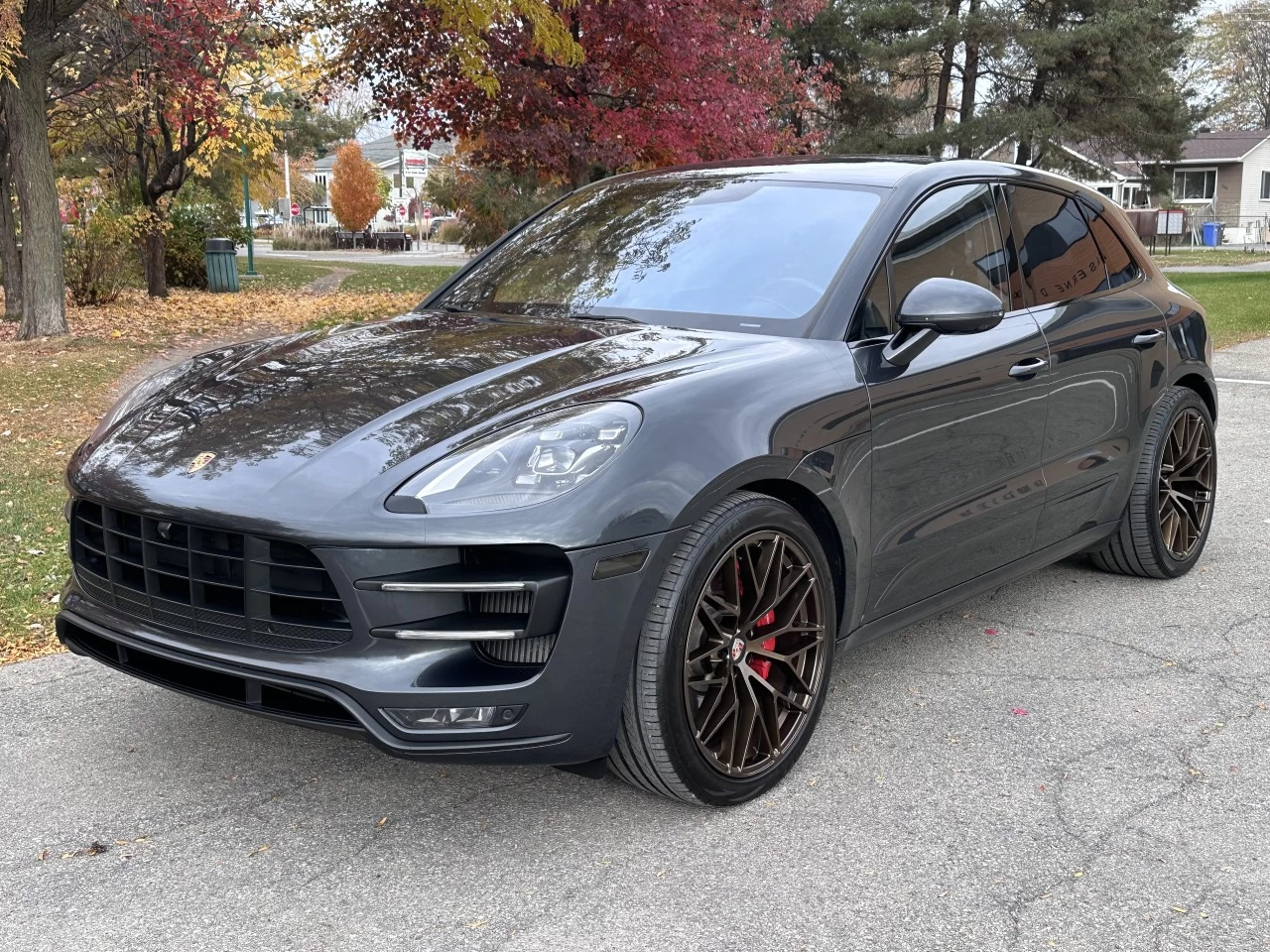 2017 PORSCHE MACAN TURBO + 440 HP AVEC ENS.PERFORMANCE PORSCHE + 4WD + MAGS 21'' + TOUTE ÉQUIPÉE  Image principale