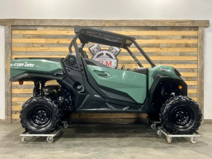 2025 BRP CAN-AM COMMANDER 700 EFI + 4X4 + DPS + BAS KM + 2 X EN INVEMTAIRE 
