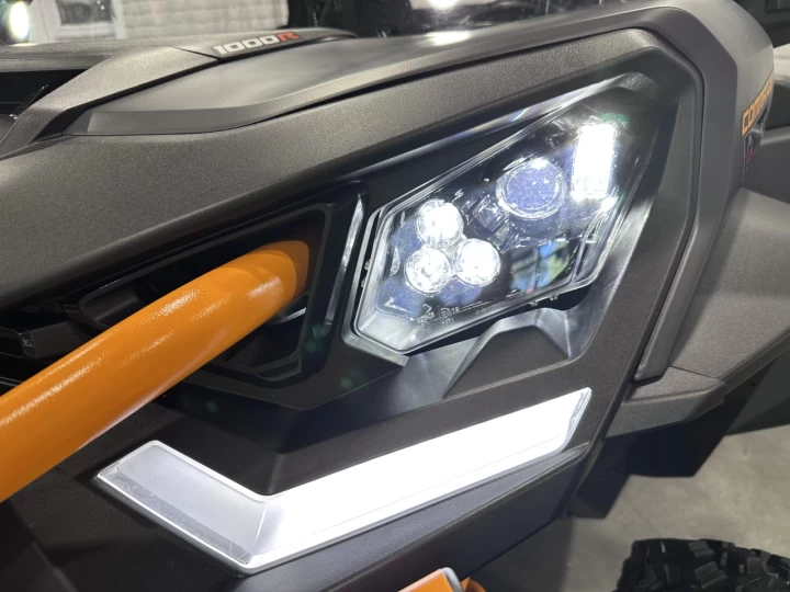 2025 BRP CAN-AM COMMANDER XT-P 1000R EFI + 4WD + DPS + FOX + CABINE + SEULEMENT 1049 KM + RARE & IMPECCABLE A1 