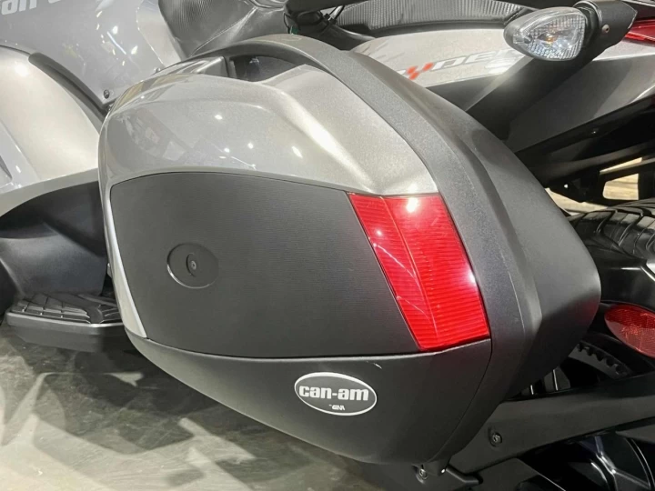 2013 BRP CAN-AM SPYDER ST-S / SE-5 (SEMI-AUTOMATIQUE) + SEULEMENT 30505 KM + CONDITION A1 