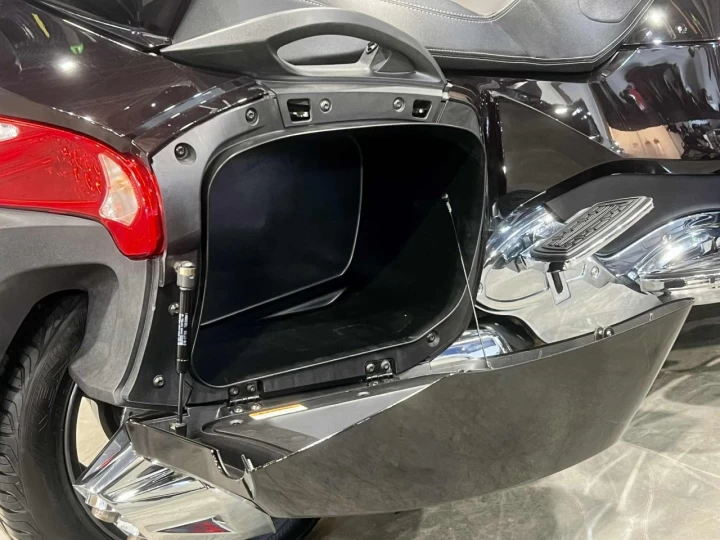 2013 BRP CAN-AM SPYDER RT LIMITED SE-5 (semi-automatique) 61598 KM + RADIO + GPS + SUSPENSION A AIR + ENSEMBLE CHROME 