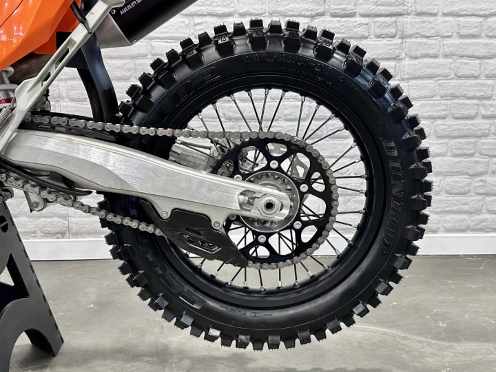 2025 KTM 250 XC-F EFI + 4 TEMPS + SEULEMENT 32 HR + IMPECCABLE & COMME NEUF A1 