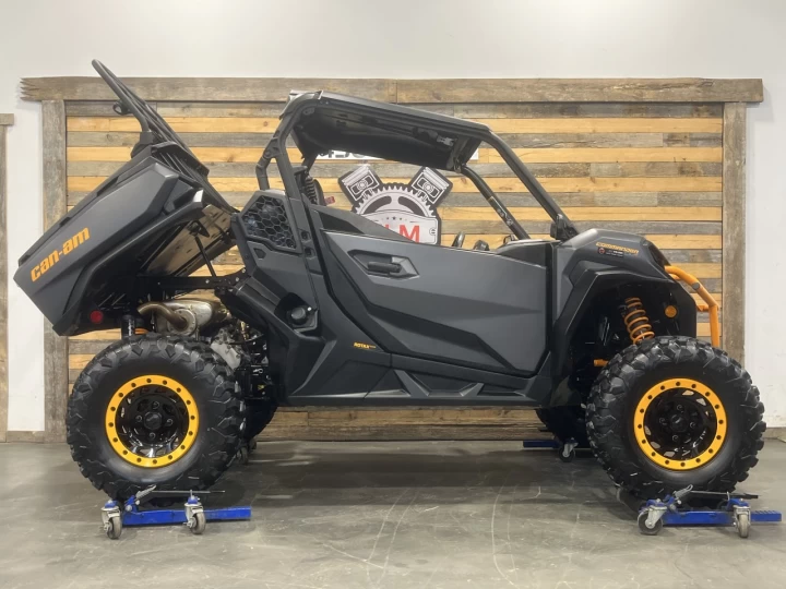 2025 BRP CAN-AM COMMANDER XT-P 1000R EFI + 4WD + DPS + FOX + SEULEMENT 1049 KM + RARE & IMPECCABLE A1 