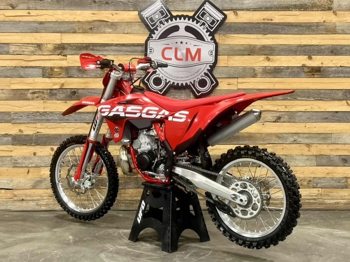 2023 GASGAS MC 250 + 2 TEMPS + SEULEMENT 3.8 HEURES + MX-MOTORCROSS + RARE & IMPECABLE A1 