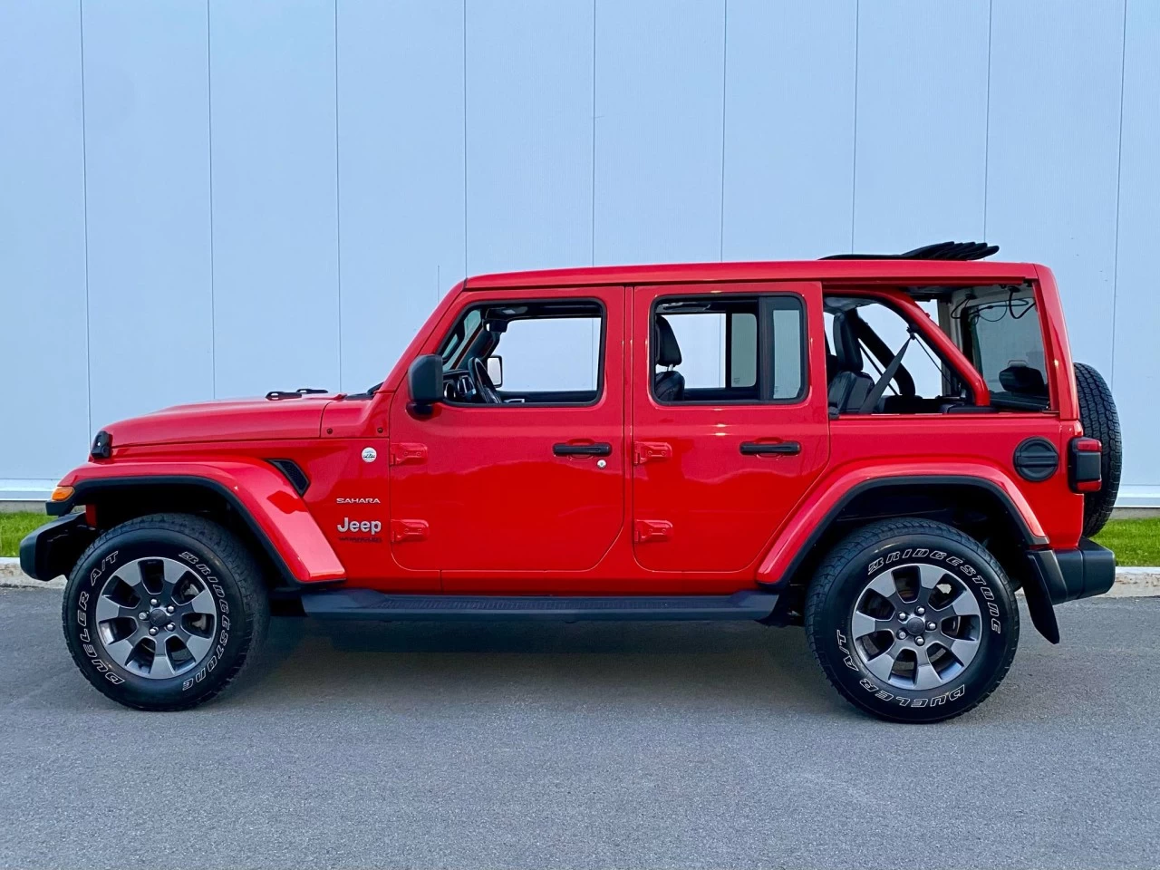 2019 JEEP WRANGLER UNLIMITED EDITION SAHARA 4X4 + TOIT ELECTRIQUE SKY + INYERIEUR CUIR +COULEUR RARE  Image principale