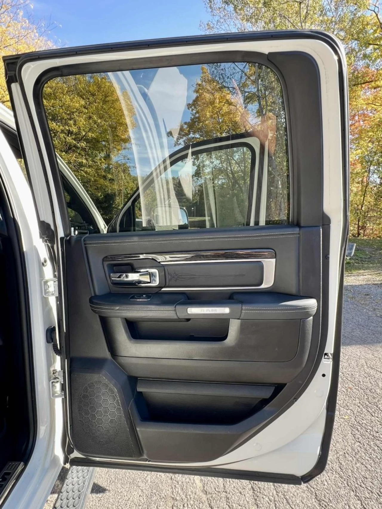 2017 RAM 3500 VERSION LIMITED + CUMMINS 6.7L TURBO DIESEL + CREW CAB + DRW 6 ROUES + TOUTE ÉQUIPÉE + RARE & A1  Main Image