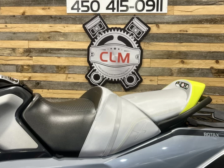 2024 BRP SEA-DOO RXT-X 325 H.P + IBR + VTS + PREMIUM AUDIO + TECH PKG + 40 HR + 3 PASSAGERS + RARE 