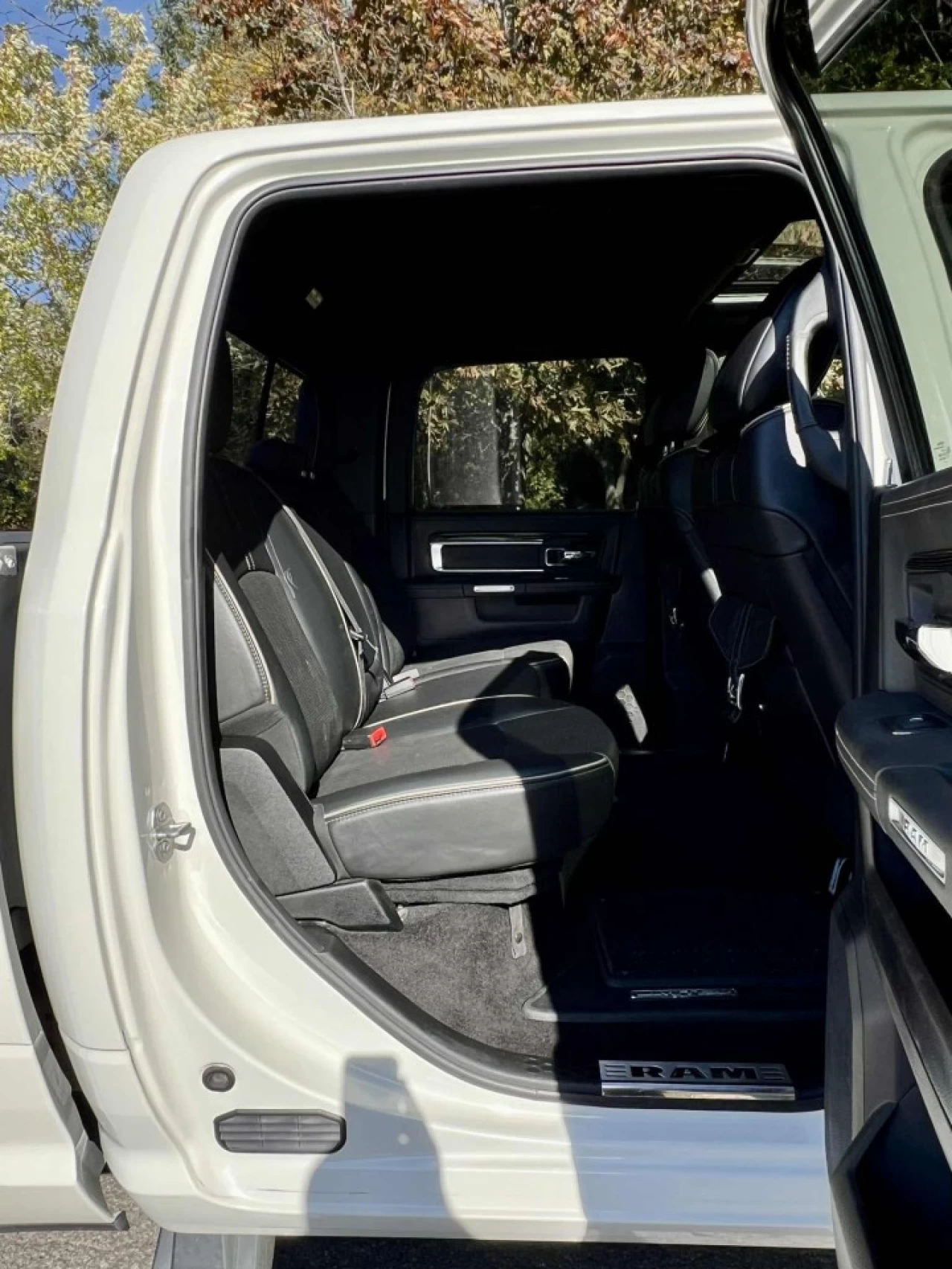 2017 RAM 3500 VERSION LIMITED + CUMMINS 6.7L TURBO DIESEL + CREW CAB + DRW 6 ROUES + TOUTE ÉQUIPÉE + RARE & A1  Main Image