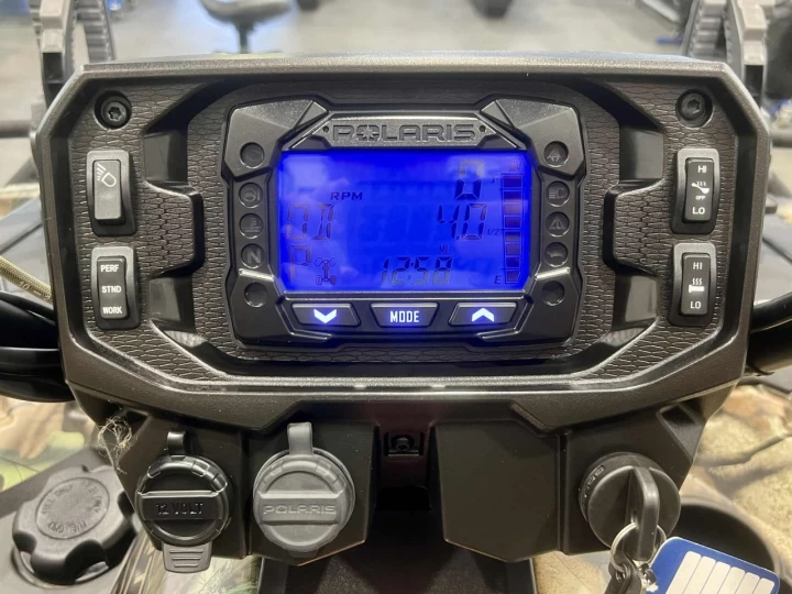 2024 POLARIS SPORTSMAN XP 1000 EFI EDITION HUNTER / CHASSEUR + CAMO + 4X4 + EPS + SEULEMENT 4 KM + TOUTE ÉQUIPÉE + RARE & A1 