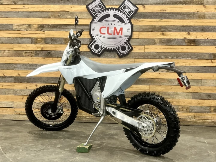 2025 STARK FUTURE VARG EX 60 H.P @ 80 H.P + LÉGALE SUR LA ROUTE + 0KM NEUVE + 2 ANS DE GARANTIE 