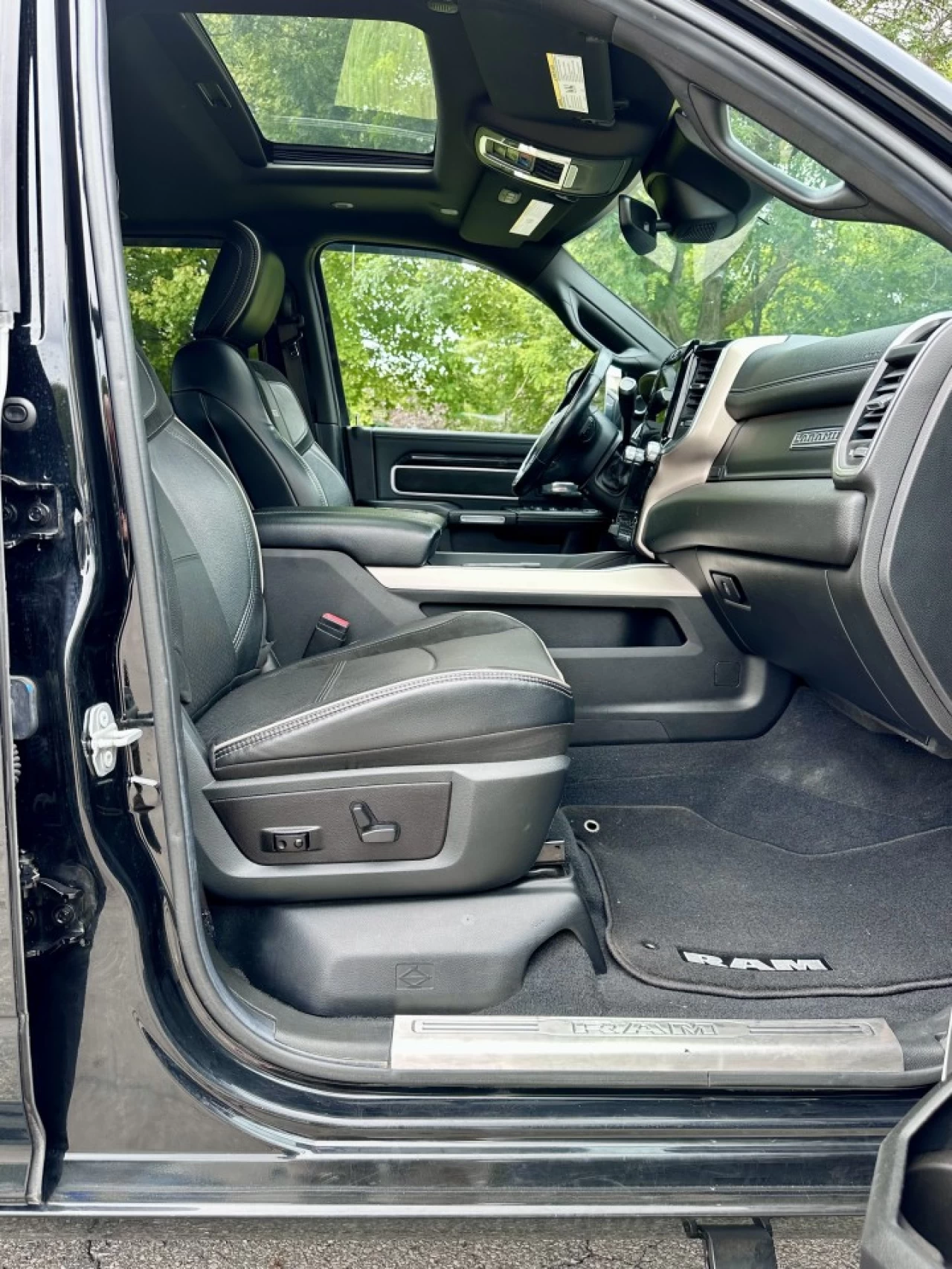2019 RAM 3500 LARAMIE CUMMINS 6.7L H.O - HIGH OUTPUT + CREW CAB + 4WD + BOITE LONGUE + SUSPENSION A AIR + RARE & A1  Image principale